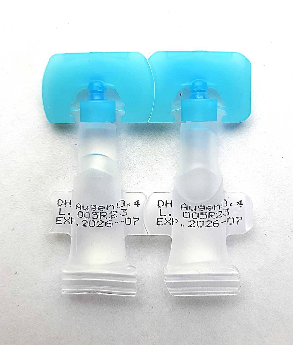 Die einzelen Ampullen der getesteten Hyaluron-Augentropfen auf einer hellen Fläche.