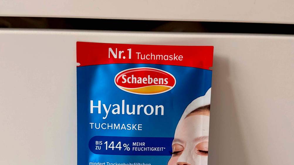 Hyaluron-Tuchmaske im Test: Nahaufnahme des Logos auf der Packung.