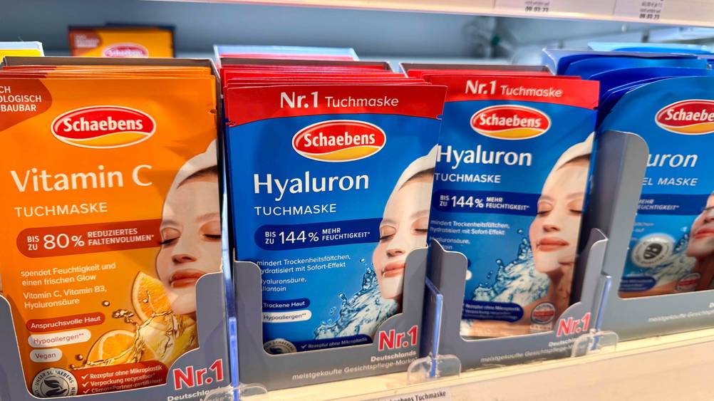 Mehrere Packungen der getesteten Hyaluron-Tuchmaske in einem Verkaufsregal.