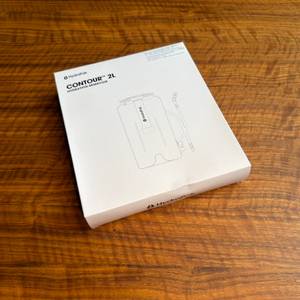 Der Karton der HydraPak Contour 2L liegt auf einem Tisch