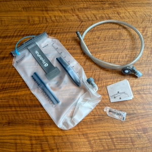 Der Lieferumfang der HydraPak Contour 2L liegt auf einem Tisch