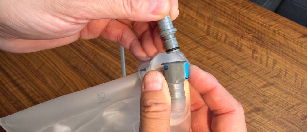 Der Schlauch wird am Beutel der HydraPak Contour 2L befestigt