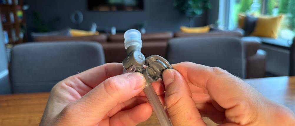 Ein Magnet wird am HydraPak Contour 2L befestigt