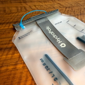 Der Beutel der HydraPak Contour 2L liegt auf einem Tisch