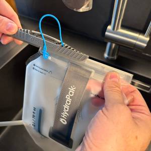 Ein Riegel wird auf den Beutel der HydraPak Contour 2L geschoben
