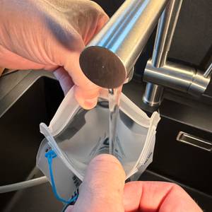 Der Beutel der HydraPak Contour 2L wird befüllt