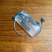 Die gefüllte HydraPak Contour 2L liegt auf einem Tisch