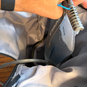 Die HydraPak Contour 2L wird in einen Rucksack gelegt