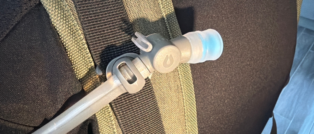 Das Mundstück der HydraPak Contour 2L ist an einem Rucksack befestigt