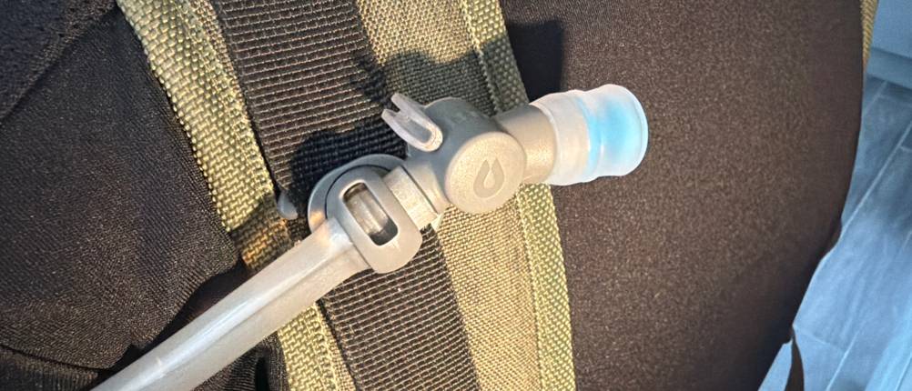 Das Mundstück der HydraPak Contour 2L ist an einem Rucksack befestigt