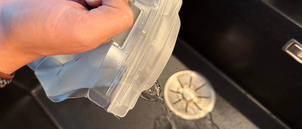 Wasser wird aus der HydraPak Contour 2L geschüttet