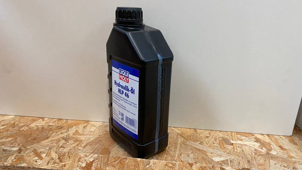 Eine Flasche des getesteten Hydrauliköl HLP 46 von schräg seitlich mit Füllmengenanzeige.
