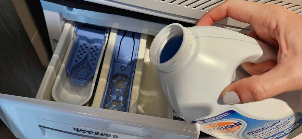 Der Hygienespüler im Test wird in eine Waschmaschine gefüllt.