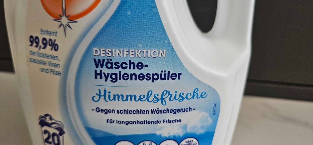 Nahaufnahme des Labels auf der Flasche des getesteten Hygienespülers.