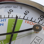 Nahansicht eines analogen Hygrometers.