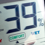 Nahansicht eines digitalen Hygrometers.