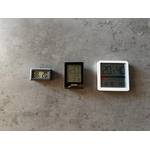 Drei Hygrometer liegen nebeneinander auf einem Tisch