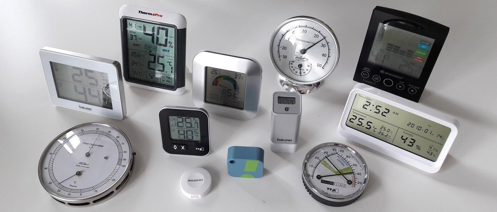 Verschiedene Hygrometer stehen für einen Test auf weißem Untergrund.