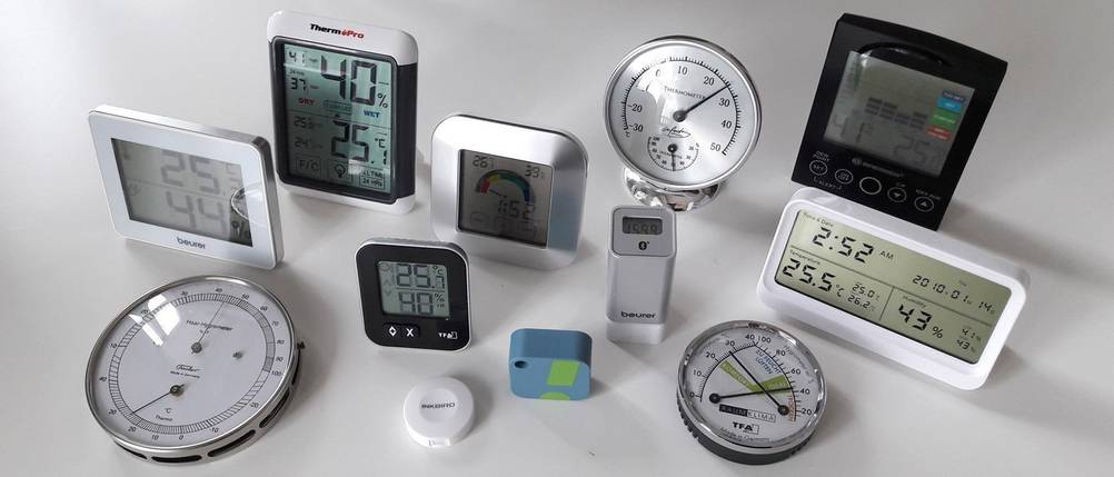 Verschiedene Hygrometer stehen für einen Test auf weißem Untergrund.