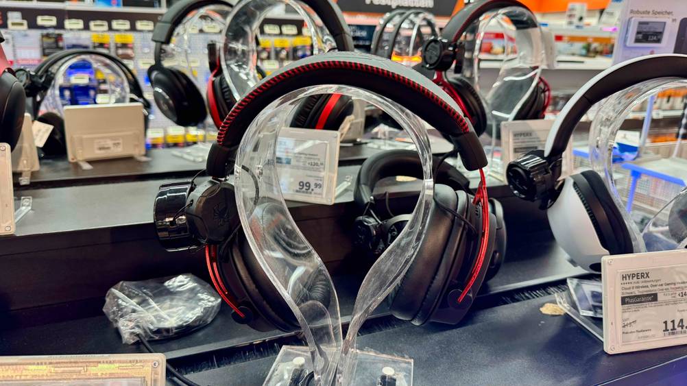 Auf einem Ständer befindet sich das HyperX-Headset im Test auf einem Verkaufsregal neben anderen Produkten.