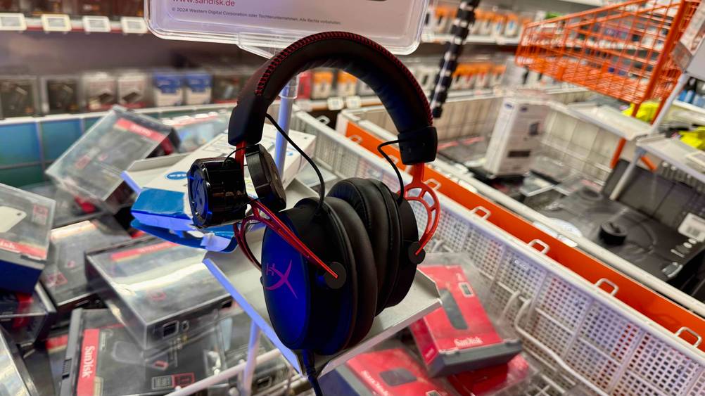 HyperX-Headset im Test: Das Gerät auf einer Fläche über anderen Artikeln.
