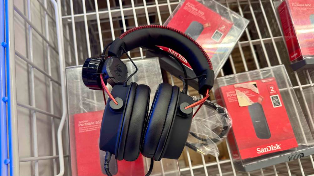Das getestete HyperX-Headset liegt in einem Gitterkorb mit Festplatten.