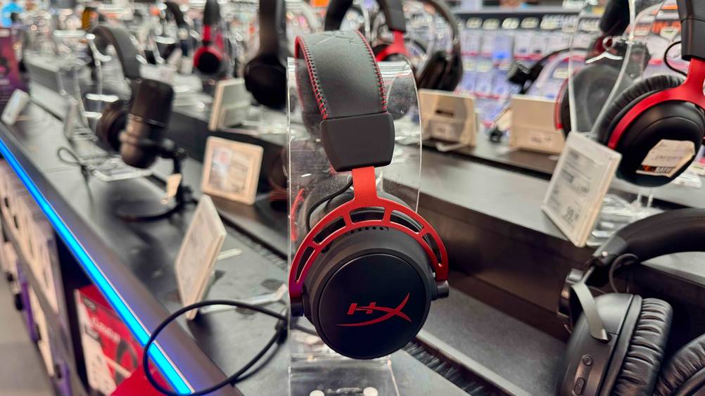 Seitenansicht eines getesteten HyperX-Headsets auf einem Ständer in einem Verkaufsladen mit anderen Arikeln.