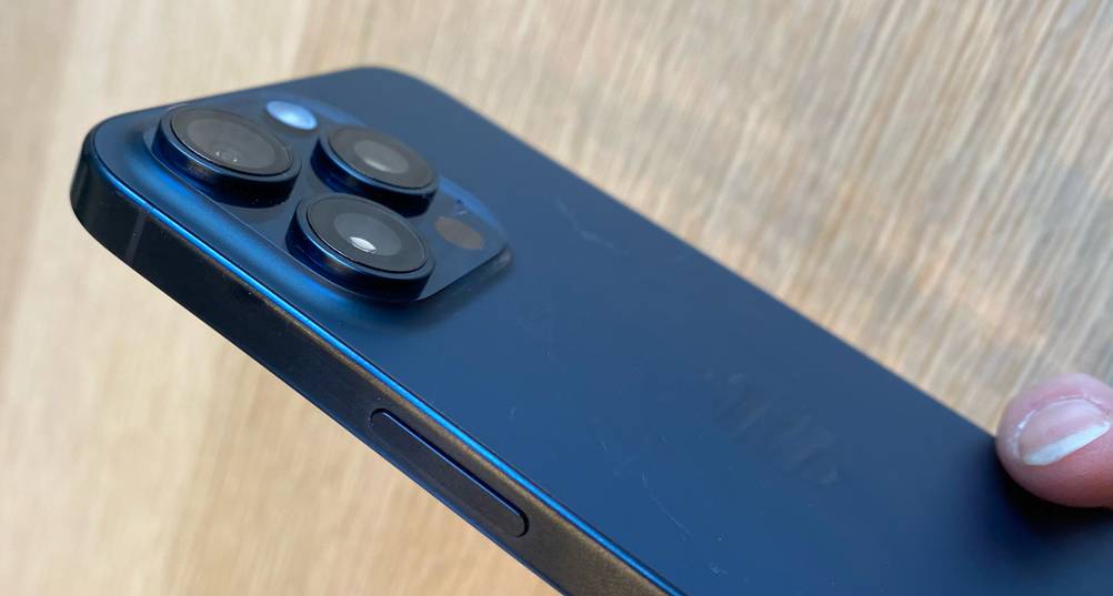 Getestetes Handy mit guter Kamera: Detailansicht der Kamera-Einheit auf der Rückseite eines blauen iPhones.