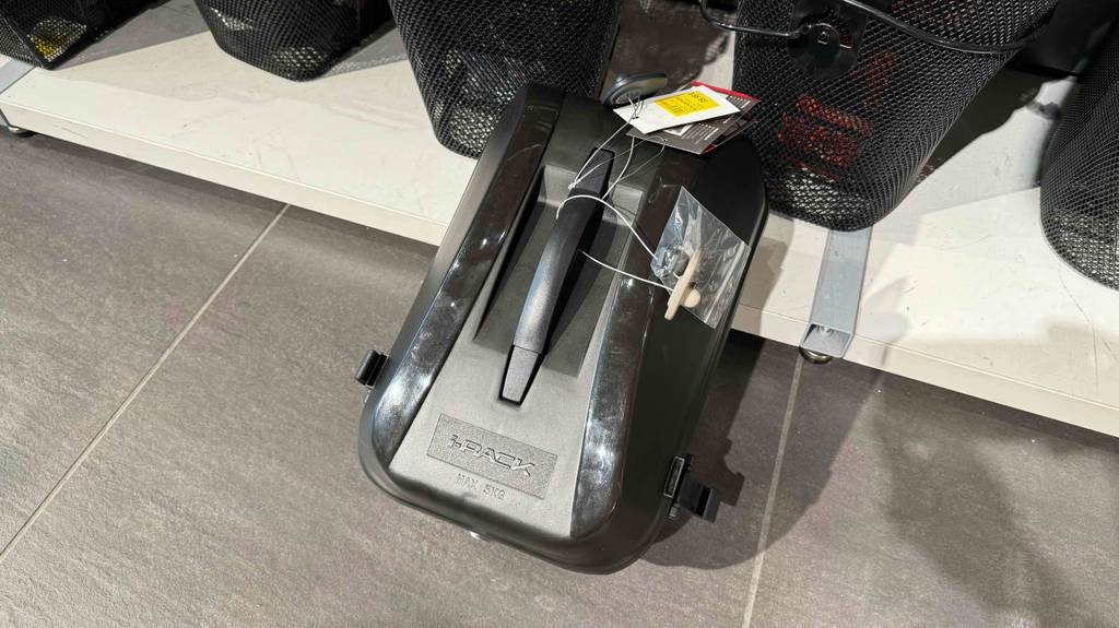 Blick von oben auf den Handgriff eines getesteten Fahrradkoffers.