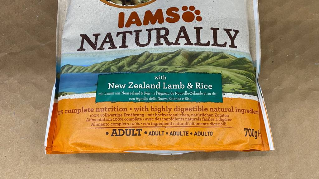 Detailansicht des unteren Teils einer Packung getestetes IAMS Katzenfutter Naturally mit Geschmacksrichtung Lamm und Reis.
