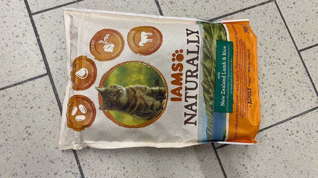 Getestet: Ein Beutel Naturally Katzenfutter von IAMS liegt quer auf einem Fliesenboden.