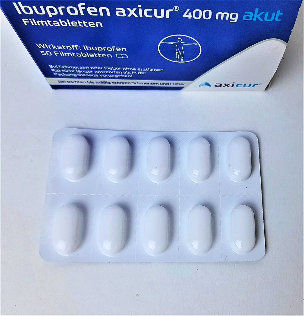 Vor der Packung des getesteten Ibuprofen liegt der Tablettenblister.