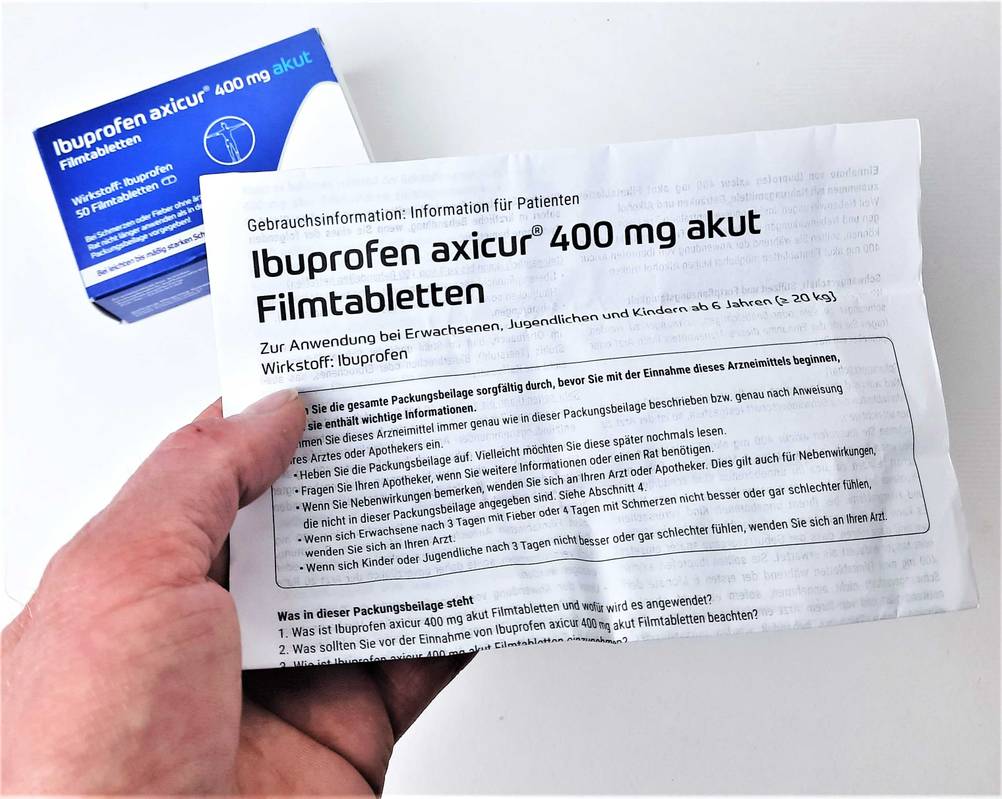 Eine Hand hält die Packungsbeilage des Ibuprofens im Test.