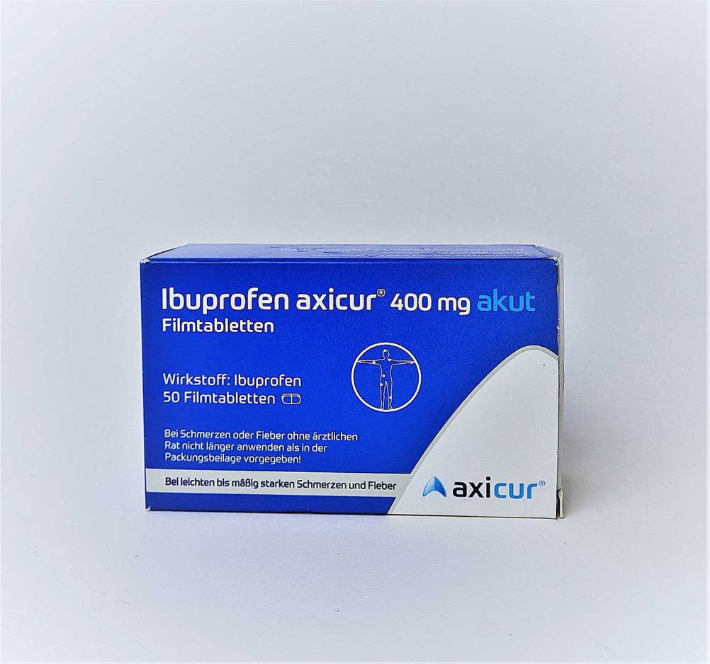 Eine Packung des getesteten Ibuprofens auf einer hellen Fläche von vorne.