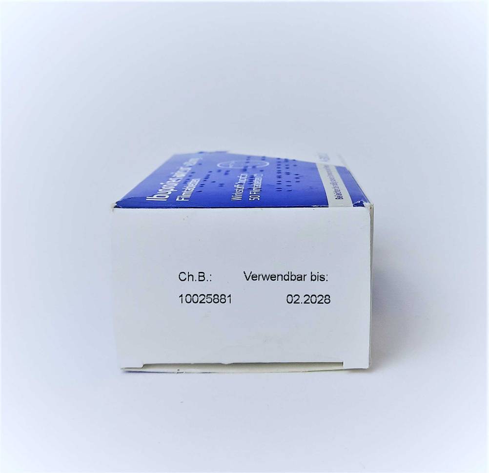 Die Seite der Verpackung des getesteten Ibuprofens mit Haltbarkeitsdatum.