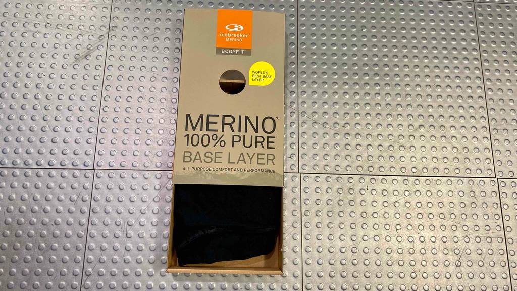 Lange-Unterhose-Herren-Test: Ein schwarzes Modell aus 100 % Merinowolle befindet sich in seiner Verpackung.