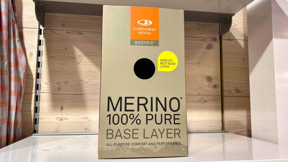 Lange-Unterhose-Herren-Test: Eine Originalverpackung auf einem weißen Regal von vorne.
