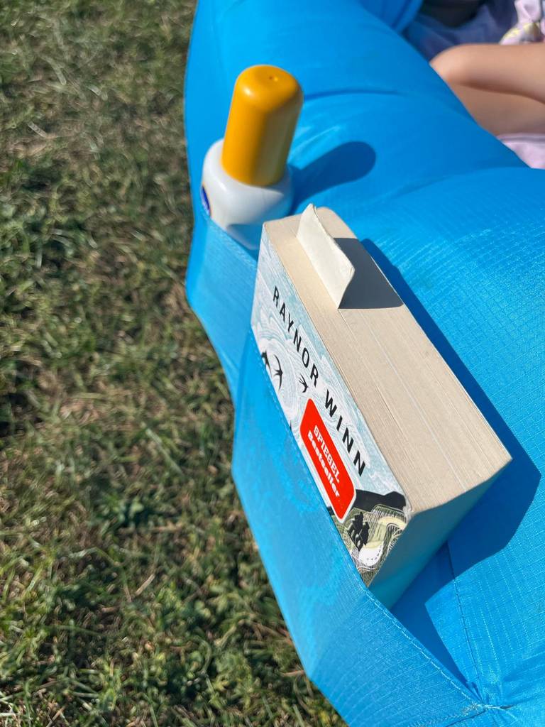 Detailansicht der Seitentaschen an einem Luftsofa im Test.