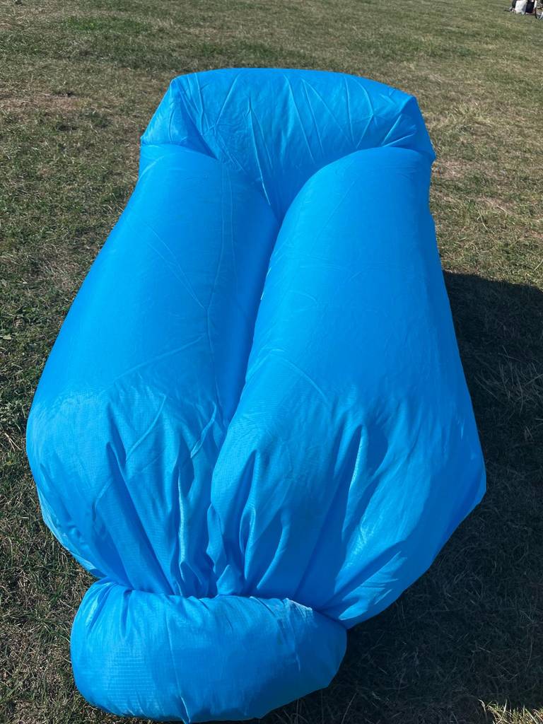 Luftsofa im Test liegt aufgeblasen auf einem Rasen.
