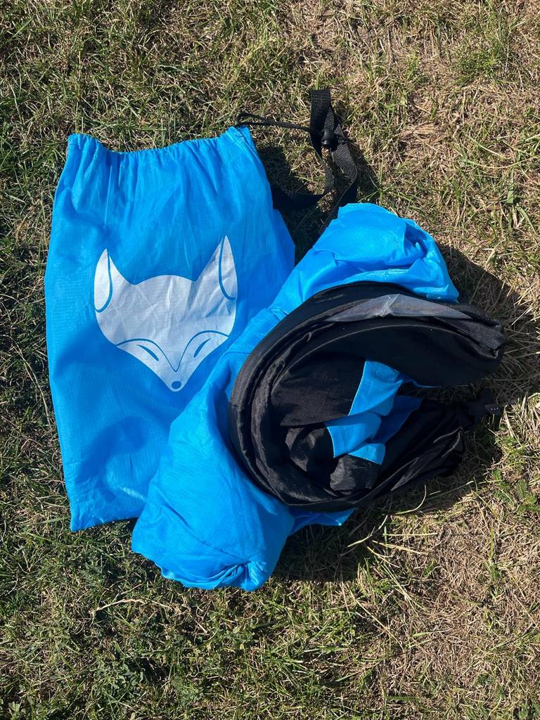 Luftsofa-Test: Ein blaues Modell liegt außerhalb seiner Aufbewahrungstasche auf einem Rasen.
