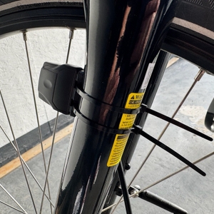 Der Empfänger des Icocopro West Biking ist an einer Federgabel befestigt