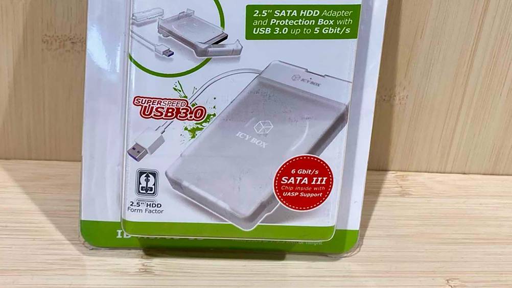Festplattengehäuse (2,5 Zoll) getestet: Nahaufnahme der Informationen auf der Vorderseite der Verpackung.