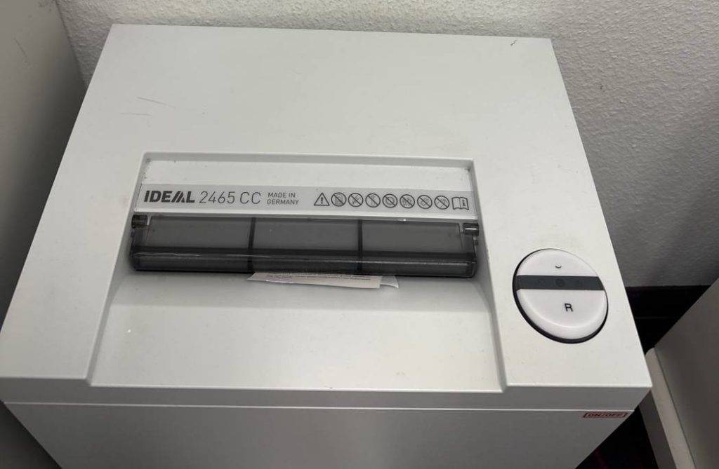 Nahaufnahme von oben auf einen weißen Ideal-Aktenvernichter im Test.
