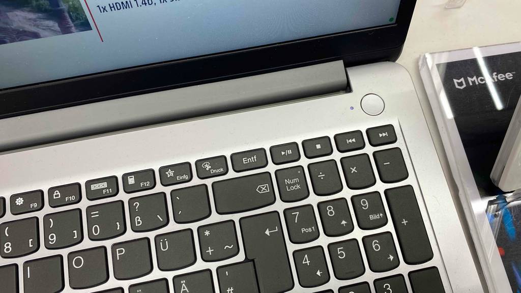 Lenovo Laptop bis 500 Euro im Test, mit Fokus auf die Tastatur inklusive schwarzer Tasten.