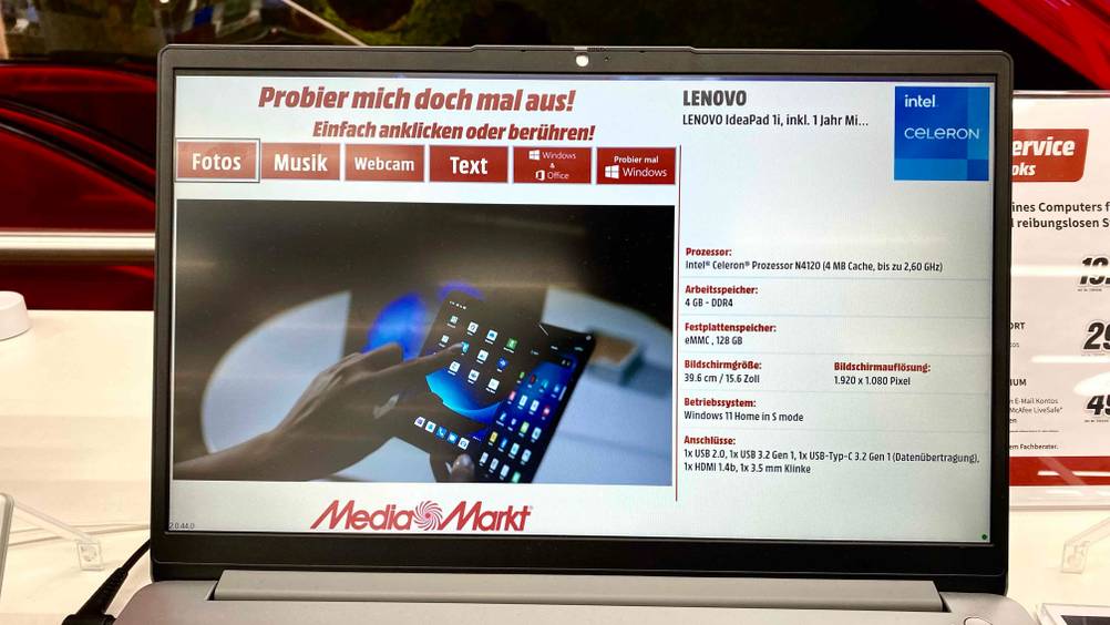 Detailansicht des matten Bildschirms eines Lenovo-Laptops bis 500 Euro im Test.