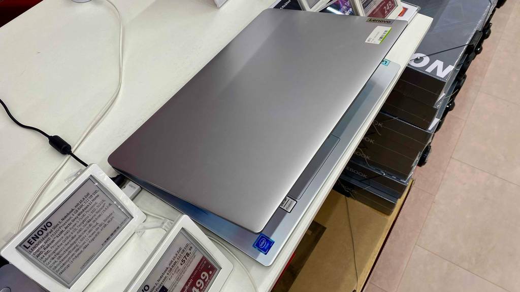 Laptop bis 500 Euro im Test: silberfarbiges Lenovo-Laptop steht zusammengeklappt auf einem Ausstellungsregal.