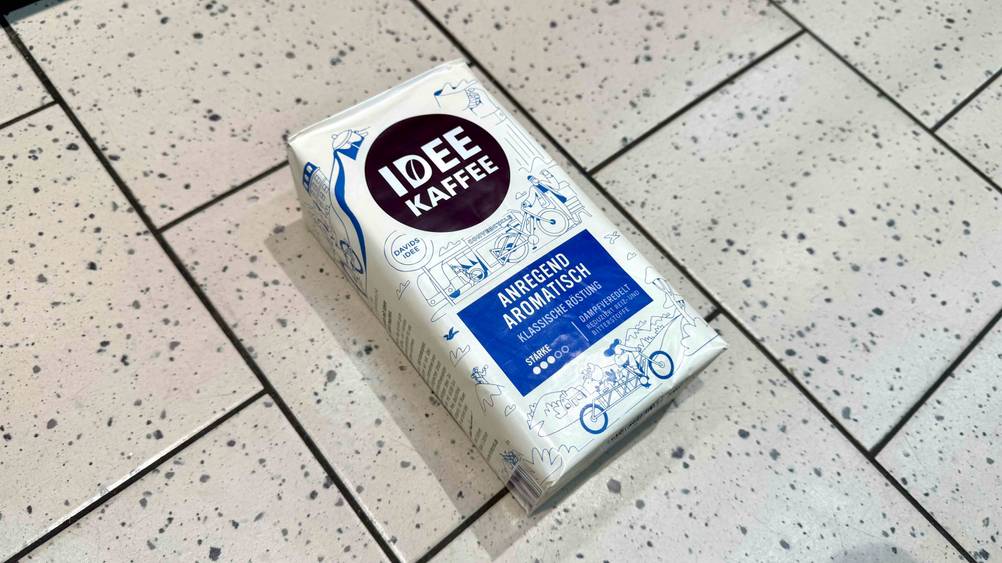 Getestet: Eine Packung Idee-Kaffee von schräg oben auf einem Fließenboden liegend.