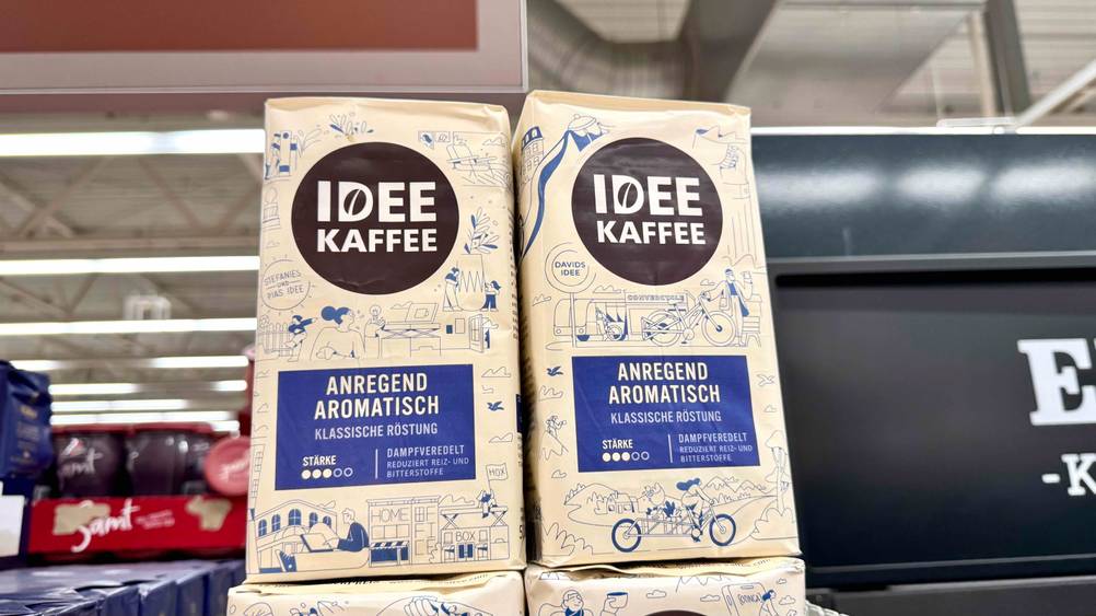 Mehrere Packungen des Idee-Kaffees im Test nebeneinander aufgebaut.