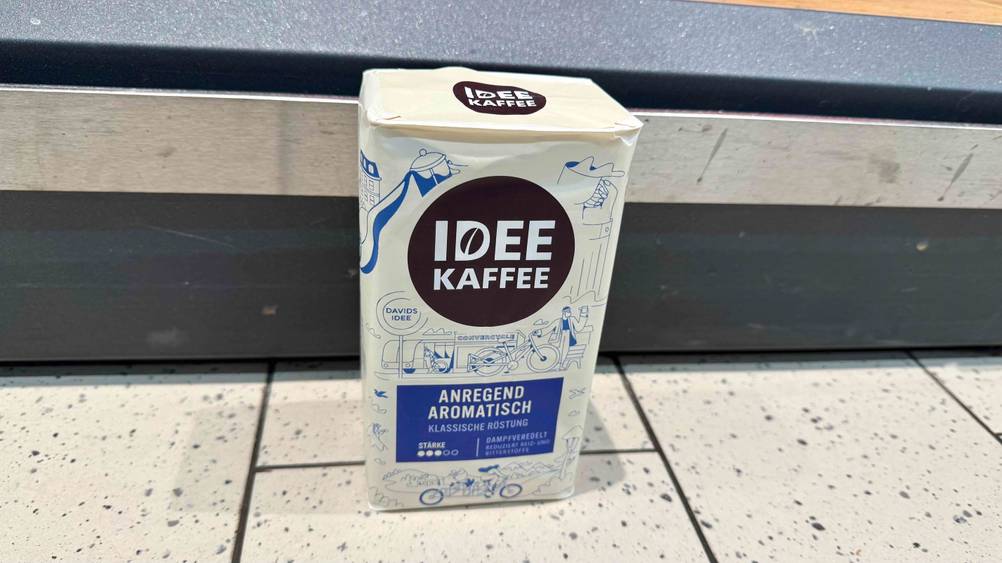 Idee-Kaffee getestet: Eine Packung von schräg oben auf einem hellen Boden stehend.