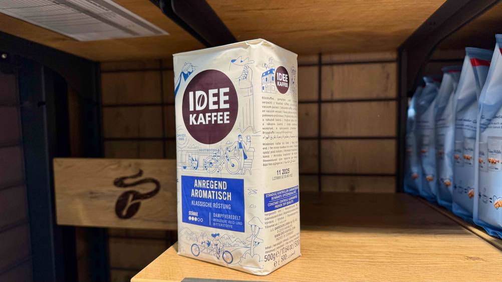 Eine Packung des getesteten Idee-Kaffees leicht von der Seite in einem Regal stehend.